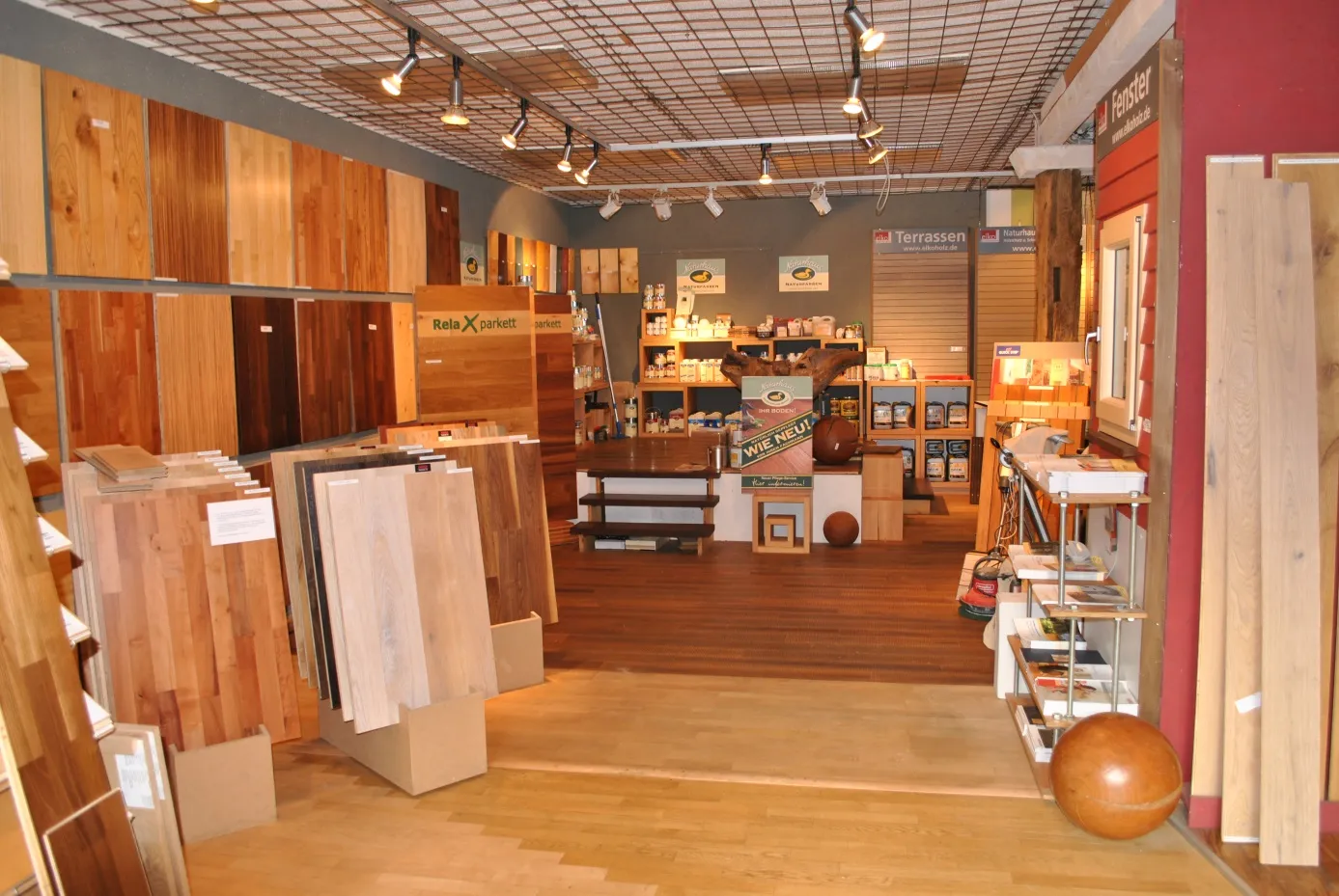 Zubehör und Pflegemittel in den Regalen der Ausstellung in Hofheim