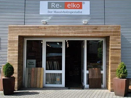 Ausstellungsraum von Re-elko mit Holzmustern in Hofheim am Taunus
