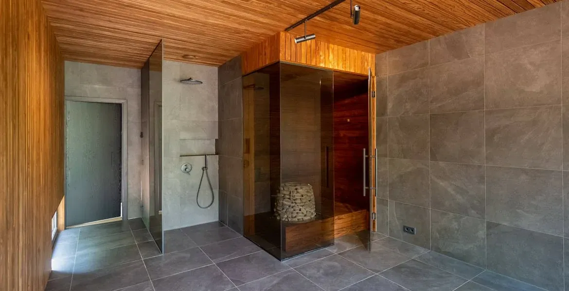 Saunakabine mit Glasfront und Holzverkleidung in einem Wellnessraum